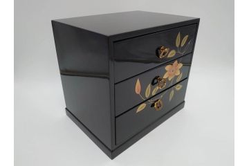 中古　伝統工芸　輪島塗り　凝ったデザインの引手金具と品のある花の絵柄が魅力の小引き出し(チェスト、小物収納、卓上収納)(定価約24万円)(R-071574)