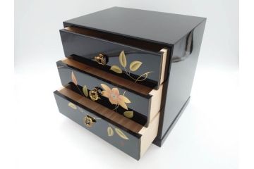 中古　伝統工芸　輪島塗り　凝ったデザインの引手金具と品のある花の絵柄が魅力の小引き出し(チェスト、小物収納、卓上収納)(定価約24万円)(R-071574)