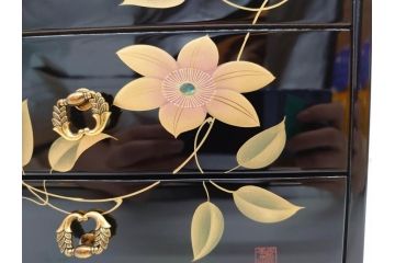 中古　伝統工芸　輪島塗り　凝ったデザインの引手金具と品のある花の絵柄が魅力の小引き出し(チェスト、小物収納、卓上収納)(定価約24万円)(R-071574)