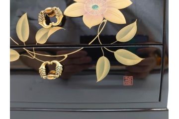中古　伝統工芸　輪島塗り　凝ったデザインの引手金具と品のある花の絵柄が魅力の小引き出し(チェスト、小物収納、卓上収納)(定価約24万円)(R-071574)