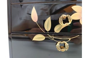 中古　伝統工芸　輪島塗り　凝ったデザインの引手金具と品のある花の絵柄が魅力の小引き出し(チェスト、小物収納、卓上収納)(定価約24万円)(R-071574)