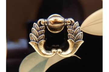 中古　伝統工芸　輪島塗り　凝ったデザインの引手金具と品のある花の絵柄が魅力の小引き出し(チェスト、小物収納、卓上収納)(定価約24万円)(R-071574)