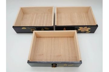 中古　伝統工芸　輪島塗り　凝ったデザインの引手金具と品のある花の絵柄が魅力の小引き出し(チェスト、小物収納、卓上収納)(定価約24万円)(R-071574)