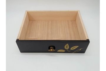 中古　伝統工芸　輪島塗り　凝ったデザインの引手金具と品のある花の絵柄が魅力の小引き出し(チェスト、小物収納、卓上収納)(定価約24万円)(R-071574)