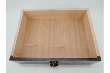 中古　伝統工芸　輪島塗り　凝ったデザインの引手金具と品のある花の絵柄が魅力の小引き出し(チェスト、小物収納、卓上収納)(定価約24万円)(R-071574)