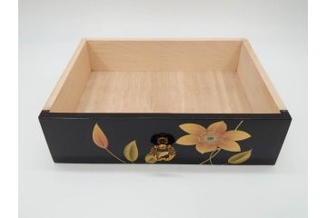 中古　伝統工芸　輪島塗り　凝ったデザインの引手金具と品のある花の絵柄が魅力の小引き出し(チェスト、小物収納、卓上収納)(定価約24万円)(R-071574)