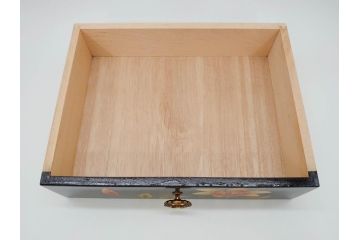 中古　伝統工芸　輪島塗り　凝ったデザインの引手金具と品のある花の絵柄が魅力の小引き出し(チェスト、小物収納、卓上収納)(定価約24万円)(R-071574)