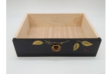 中古　伝統工芸　輪島塗り　凝ったデザインの引手金具と品のある花の絵柄が魅力の小引き出し(チェスト、小物収納、卓上収納)(定価約24万円)(R-071574)