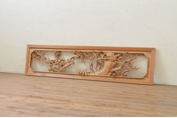 アンティーク建具　井波彫刻　躍動感ある梅が美しい彫刻欄間1枚(明り取り、明かり取り、在銘有り)(R-071589)