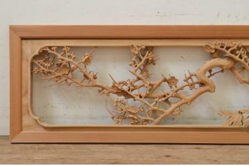 アンティーク建具　井波彫刻　躍動感ある梅が美しい彫刻欄間1枚(明り取り、明かり取り、在銘有り)(R-071589)