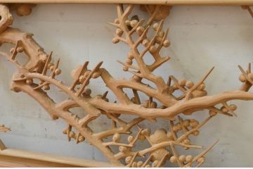 アンティーク建具　井波彫刻　躍動感ある梅が美しい彫刻欄間1枚(明り取り、明かり取り、在銘有り)(R-071589)