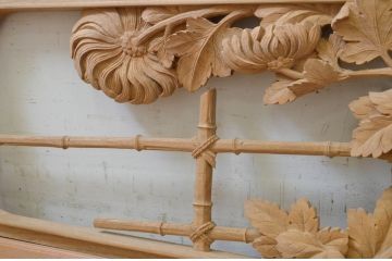アンティーク建具　井波彫刻　躍動感ある笹と菊の彫りが美しい彫刻欄間1枚(明り取り、明かり取り、在銘有り)(R-071591)