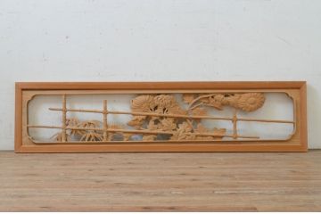 アンティーク建具　井波彫刻　躍動感ある笹と菊の彫りが美しい彫刻欄間1枚(明り取り、明かり取り、在銘有り)(R-071591)