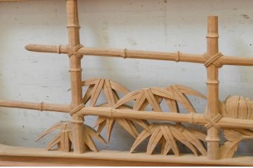 アンティーク建具　井波彫刻　躍動感ある笹と菊の彫りが美しい彫刻欄間1枚(明り取り、明かり取り、在銘有り)(R-071591)