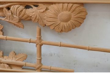 アンティーク建具　井波彫刻　躍動感ある笹と菊の彫りが美しい彫刻欄間1枚(明り取り、明かり取り、在銘有り)(R-071591)