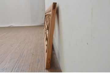 アンティーク建具　井波彫刻　躍動感ある笹と菊の彫りが美しい彫刻欄間1枚(明り取り、明かり取り、在銘有り)(R-071591)