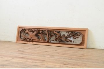 アンティーク建具　井波彫刻　殿村芳謙刀　躍動感ある梅が美しい彫刻欄間1枚(明り取り、明かり取り、在銘)(R-071593)
