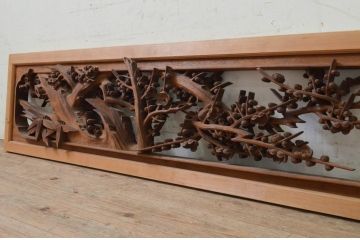 アンティーク建具　井波彫刻　殿村芳謙刀　躍動感ある梅が美しい彫刻欄間1枚(明り取り、明かり取り、在銘)(R-071593)