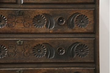 和製ビンテージ　神戸洋家具　細やかな彫刻が素晴らしいチェスト(引き出し、洋服タンス、ヴィンテージ、ぺザントアート)(R-071596)