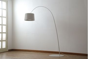 中古　美品!!　 FOSCARINI(フォスカリー二)　TWIGGY/F-GY　デザイン性と実用性を兼ね備えたお洒落なフロアライト(フロアランプ、スタンドライト、照明)(定価約30万円)(R-071597)