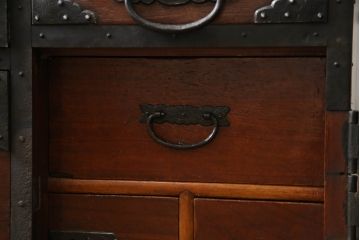和製アンティーク　高級品!!　古民具・骨董　総桐材　希少!鳳凰の特大金具が素晴らしい佐渡小木箪笥(佐渡箪笥、和タンス、芸者箪笥、総桐箪笥、総桐たんす、衣装箪笥、整理たんす、重ねタンス、時代箪笥、引き出し)(R-071598)