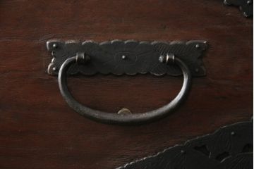 和製アンティーク　高級品!!　古民具・骨董　総桐材　希少!鳳凰の特大金具が素晴らしい佐渡小木箪笥(佐渡箪笥、和タンス、芸者箪笥、総桐箪笥、総桐たんす、衣装箪笥、整理たんす、重ねタンス、時代箪笥、引き出し)(R-071598)