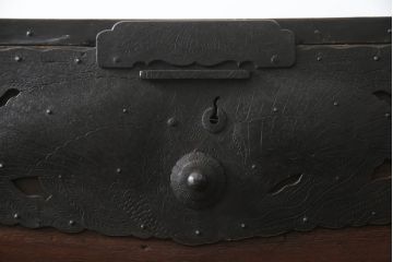 和製アンティーク　高級品!!　古民具・骨董　総桐材　希少!鳳凰の特大金具が素晴らしい佐渡小木箪笥(佐渡箪笥、和タンス、芸者箪笥、総桐箪笥、総桐たんす、衣装箪笥、整理たんす、重ねタンス、時代箪笥、引き出し)(R-071598)