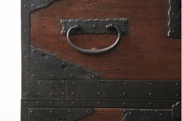 和製アンティーク　高級品!!　古民具・骨董　総桐材　希少!鳳凰の特大金具が素晴らしい佐渡小木箪笥(佐渡箪笥、和タンス、芸者箪笥、総桐箪笥、総桐たんす、衣装箪笥、整理たんす、重ねタンス、時代箪笥、引き出し)(R-071598)