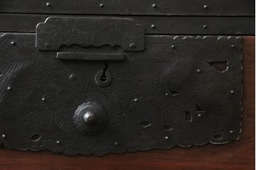 和製アンティーク　高級品!!　古民具・骨董　総桐材　希少!鳳凰の特大金具が素晴らしい佐渡小木箪笥(佐渡箪笥、和タンス、芸者箪笥、総桐箪笥、総桐たんす、衣装箪笥、整理たんす、重ねタンス、時代箪笥、引き出し)(R-071598)