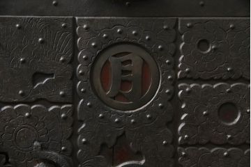 和製アンティーク　高級品!!　古民具・骨董　総桐材　希少!鳳凰の特大金具が素晴らしい佐渡小木箪笥(佐渡箪笥、和タンス、芸者箪笥、総桐箪笥、総桐たんす、衣装箪笥、整理たんす、重ねタンス、時代箪笥、引き出し)(R-071598)