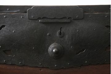 和製アンティーク　高級品!!　古民具・骨董　総桐材　希少!鳳凰の特大金具が素晴らしい佐渡小木箪笥ローボード(佐渡箪笥、和タンス、芸者箪笥、総桐箪笥、総桐たんす、衣装箪笥、整理たんす、時代箪笥、引き出し、ローチェスト、テレビ台、テレビボード)(R-071599)