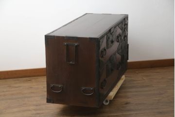 和製アンティーク　高級品!!　古民具・骨董　総桐材　希少!鳳凰の特大金具が素晴らしい佐渡小木箪笥ローボード(佐渡箪笥、和タンス、芸者箪笥、総桐箪笥、総桐たんす、衣装箪笥、整理たんす、時代箪笥、引き出し、ローチェスト、テレビ台、テレビボード)(R-071600)