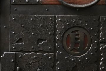 和製アンティーク　高級品!!　古民具・骨董　総桐材　希少!鳳凰の特大金具が素晴らしい佐渡小木箪笥ローボード(佐渡箪笥、和タンス、芸者箪笥、総桐箪笥、総桐たんす、衣装箪笥、整理たんす、時代箪笥、引き出し、ローチェスト、テレビ台、テレビボード)(R-071600)