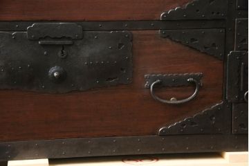 和製アンティーク　高級品!!　古民具・骨董　総桐材　希少!鳳凰の特大金具が素晴らしい佐渡小木箪笥ローボード(佐渡箪笥、和タンス、芸者箪笥、総桐箪笥、総桐たんす、衣装箪笥、整理たんす、時代箪笥、引き出し、ローチェスト、テレビ台、テレビボード)(R-071600)