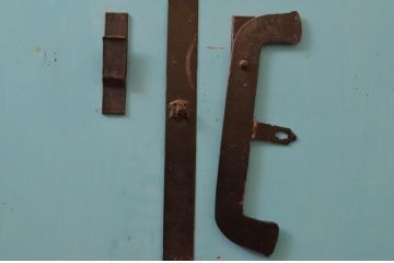 アンティーク建具　レトロ　幅狭　重厚感が魅力的な古い石蔵の両開き鉄扉1対2枚セット(ドア、玄関ドア、蔵戸)(R-071612)