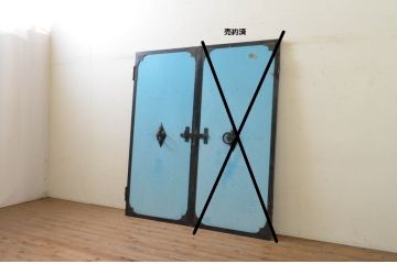 アンティーク建具　レトロ　ダイヤ型の金具が魅力的な古い石蔵の片開き鉄扉1枚(ドア、玄関ドア、蔵戸)(R-071613)