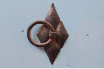 アンティーク建具　レトロ　ダイヤ型の金具が魅力的な古い石蔵の片開き鉄扉1枚(ドア、玄関ドア、蔵戸)(R-071613)