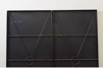 アンティーク建具　レトロ　ダイヤ型の金具が魅力的な古い石蔵の片開き鉄扉1枚(ドア、玄関ドア、蔵戸)(R-071613)