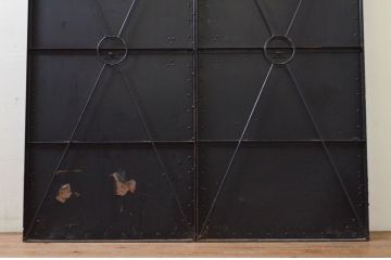 アンティーク建具　レトロ　ダイヤ型の金具が魅力的な古い石蔵の片開き鉄扉1枚(ドア、玄関ドア、蔵戸)(R-071613)