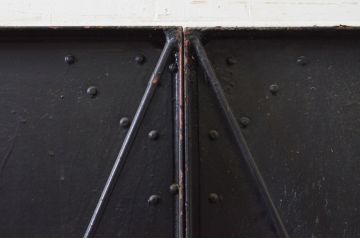 アンティーク建具　レトロ　ダイヤ型の金具が魅力的な古い石蔵の片開き鉄扉1枚(ドア、玄関ドア、蔵戸)(R-071613)