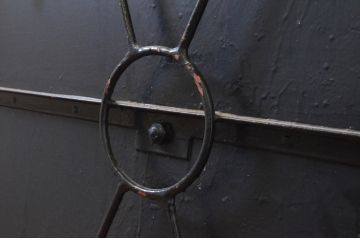 アンティーク建具　レトロ　ダイヤ型の金具が魅力的な古い石蔵の片開き鉄扉1枚(ドア、玄関ドア、蔵戸)(R-071613)