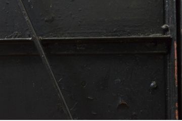 アンティーク建具　レトロ　ダイヤ型の金具が魅力的な古い石蔵の片開き鉄扉1枚(ドア、玄関ドア、蔵戸)(R-071613)