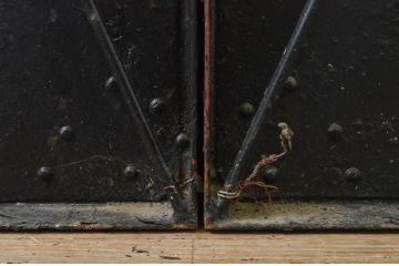 アンティーク建具　レトロ　ダイヤ型の金具が魅力的な古い石蔵の片開き鉄扉1枚(ドア、玄関ドア、蔵戸)(R-071613)