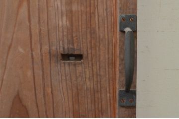 アンティーク建具　杉材　どこか懐かしい雰囲気を感じるガラス入り扉1枚(木製扉、ドア)(R-071617)