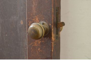 アンティーク建具　片面紙張り　杉材　経年を感じさせる木味が魅力的な一枚板のドア1枚(木製扉)(R-071619)
