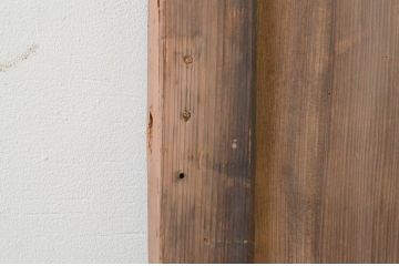 アンティーク建具　杉材　時を経た風合いが味わい深い一枚板の板戸1枚(木製扉)(R-071623)