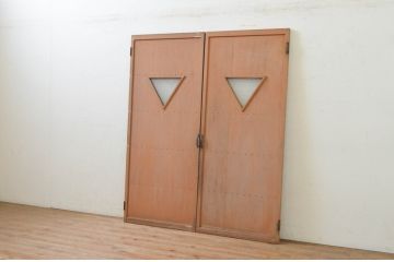 アンティーク建具　ペイント仕上げ限定　古いペイントのレトロな両開きドア1対2枚セット(扉、木製扉)(R-071626)