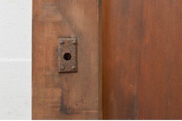 アンティーク建具　檜(ヒノキ)材一枚板　日本風情を感じさせる重厚な引き戸1枚(蔵戸、板戸、玄関戸)(R-071628)