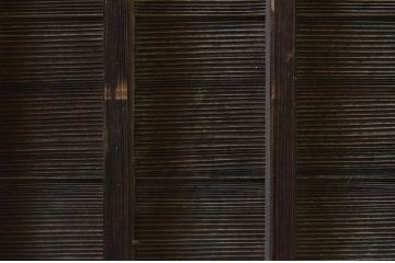 アンティーク建具　下見板張り　落ち着いた和の空間を演出する縦格子の板戸1枚(格子戸、引き戸)(R-071631)