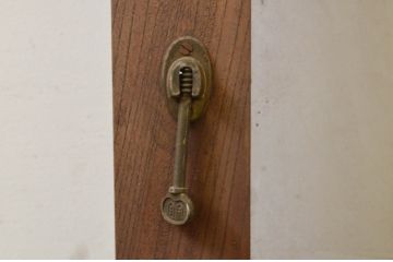アンティーク建具　総欅(ケヤキ)材　どこか懐かしい雰囲気を感じるガラス戸1枚(引き戸)(R-071633)